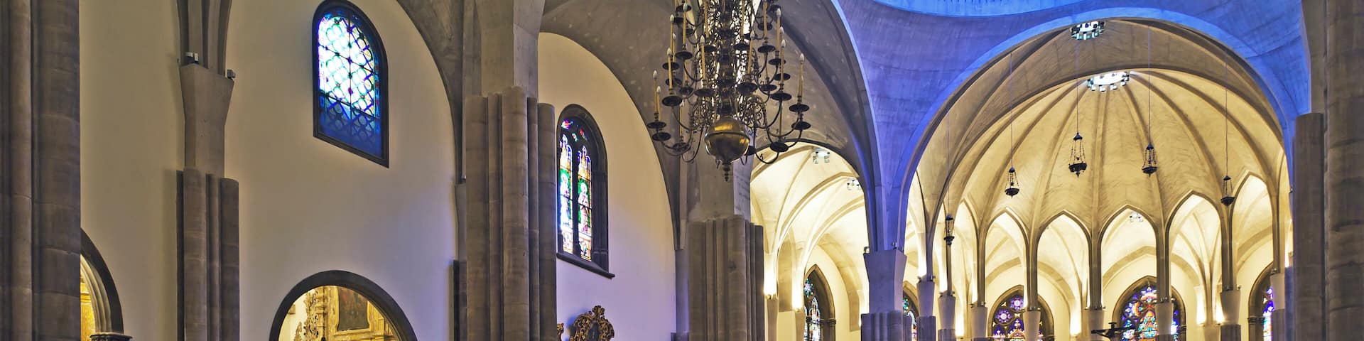 Hauptschiff, Hauptaltar und linkes Seitenschiff der Kathedrale in La Laguna