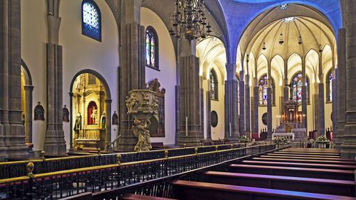 Hauptschiff, Hauptaltar und linkes Seitenschiff der Kathedrale in La Laguna