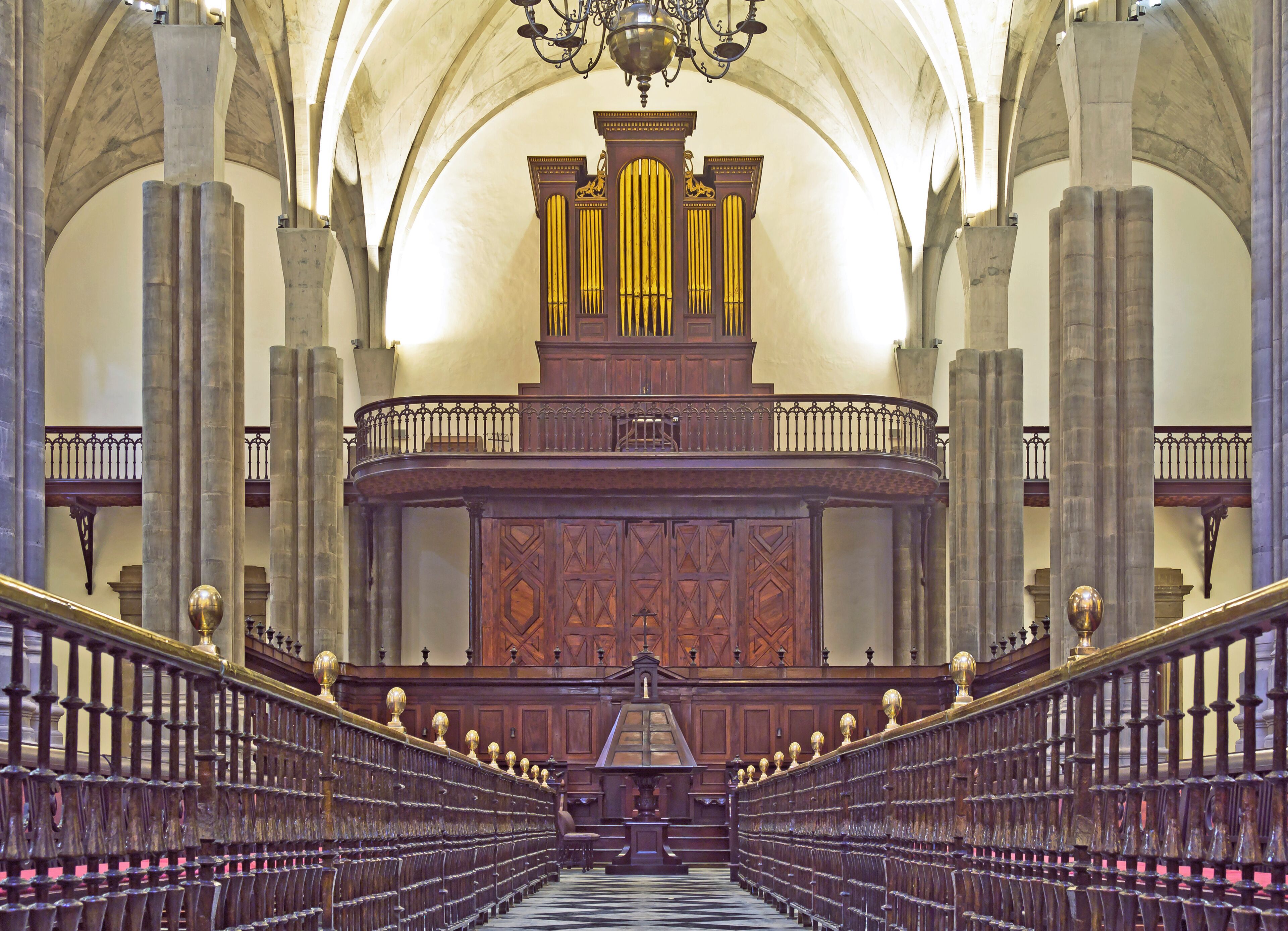 Blick durch das Mittelschiff der Kathedrale in La Laguna Richtung Haupteingang