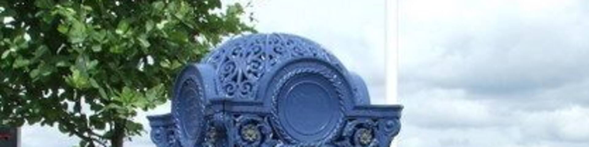 Cast iron fountain stand Gifted by the directors of nearby Kirn Pier in 1877. The fountain has been replaced by a planter.