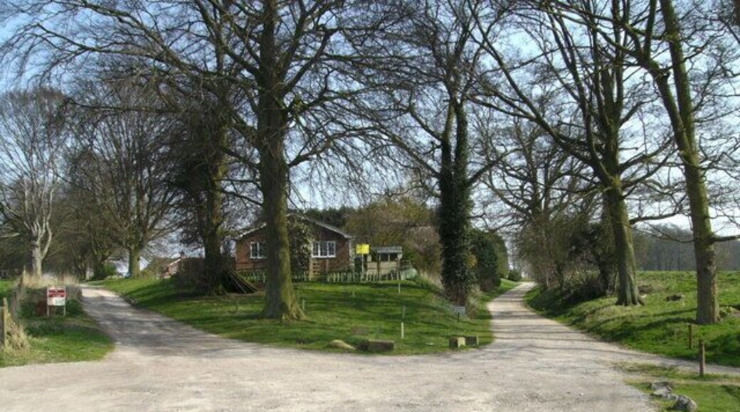 High road or Low road? Confusion existed here for a couple of moments as the OS map clearly indicates a bridlepath heads to Ashby-cum-Fenby, and suggests the road to the left is the right one, but no, the road to the right, although it looks wrong, is indeed the right one with the Ashby path heading left a little way along.