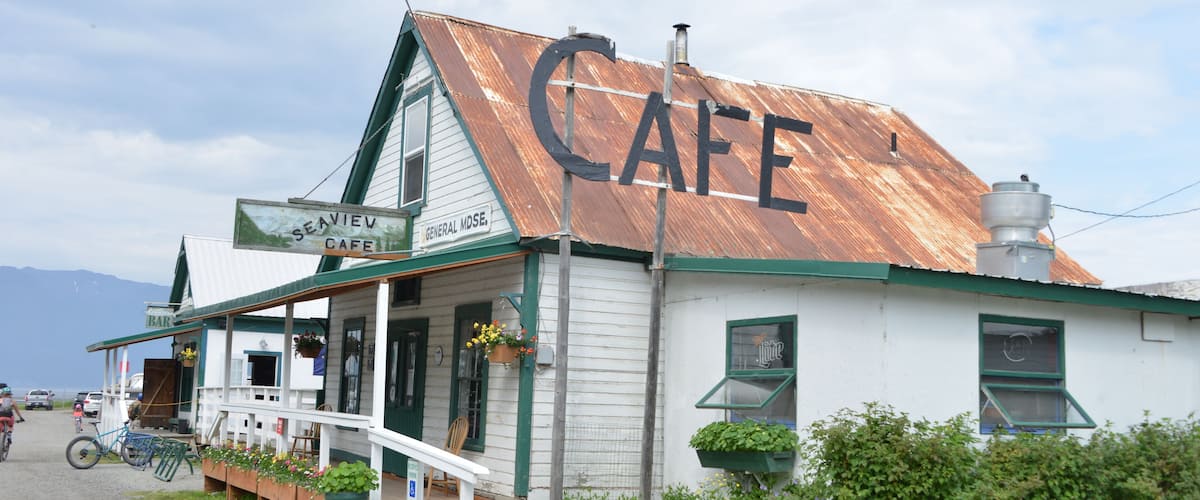 Nice little out of the way, middle of nowhere town. It was a holiday weekend and it was packed. It was fun to walk around and talk to the people. Everyone was great.
#alaska #history #bar #hope