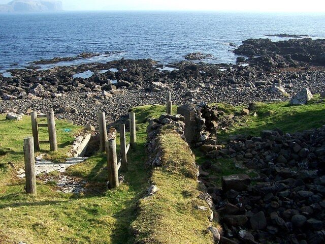 Disused sheep dip This sheep dip is located on the shore of Loch Bracadale, on the eastward facing side of Harlosh point. The dip looks to have been in use until fairly recently, though the stone barn at the side has been a ruin for many years.