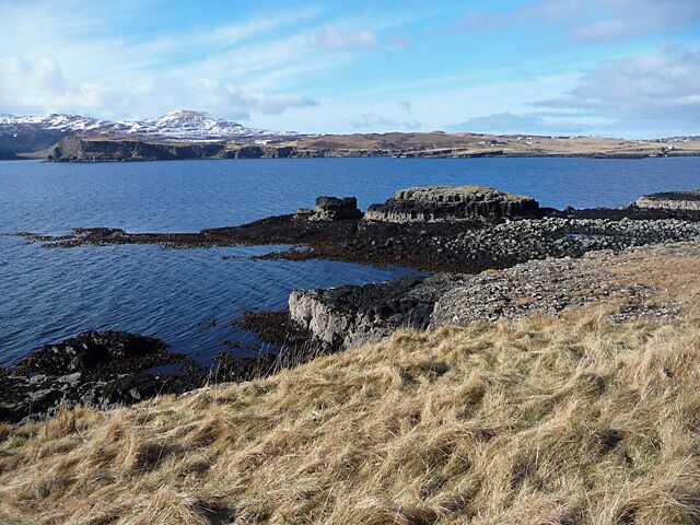 Promontory west of Harlosh Seen approaching the low point of a spring tide. At high tide the rock towers form separate islets.