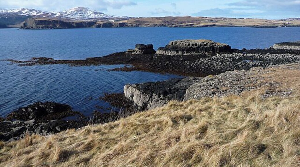 Promontory west of Harlosh Seen approaching the low point of a spring tide. At high tide the rock towers form separate islets.