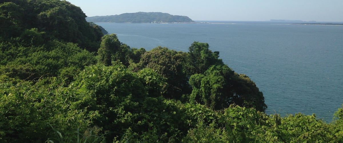 能古島より望む志賀島(右奥に相島が見える)