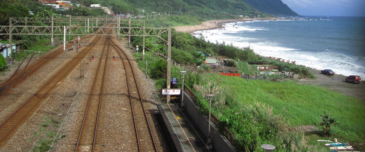View northeast from the footbridge at Dali Station.
