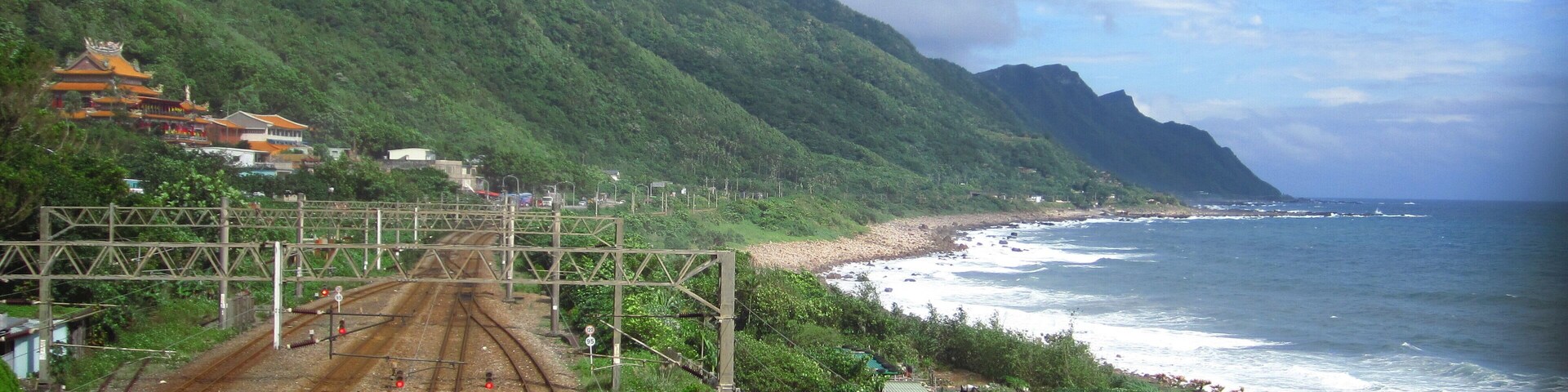 View northeast from the footbridge at Dali Station.