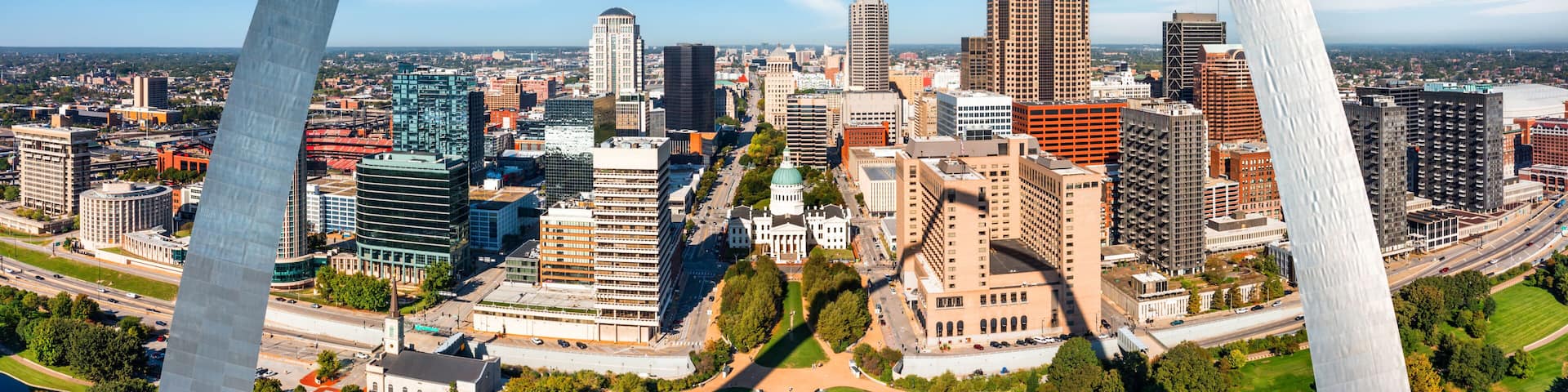 Aerial panorama of St. Louis, Missouri skyline on a sunny day, in front of the Gateway Arch park. St. Louis is an independent city in the U.S. state of Missouri.