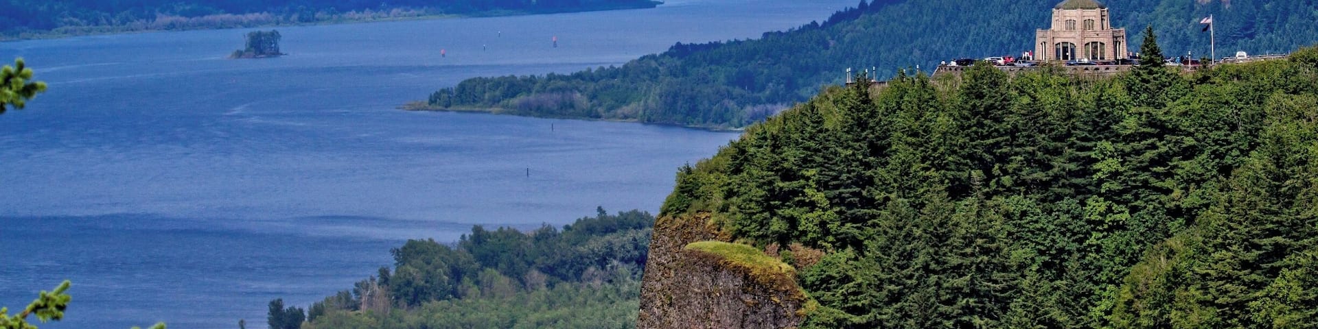 The Crown Point Vista House is also called the Crown Jewel of Oregon Parks, So many breathtaking views along the Columbia Gorge but this is by far one of my favorites. There is also lots of information on Oregon there for history enthusiasts. #stunningstructures #oregon