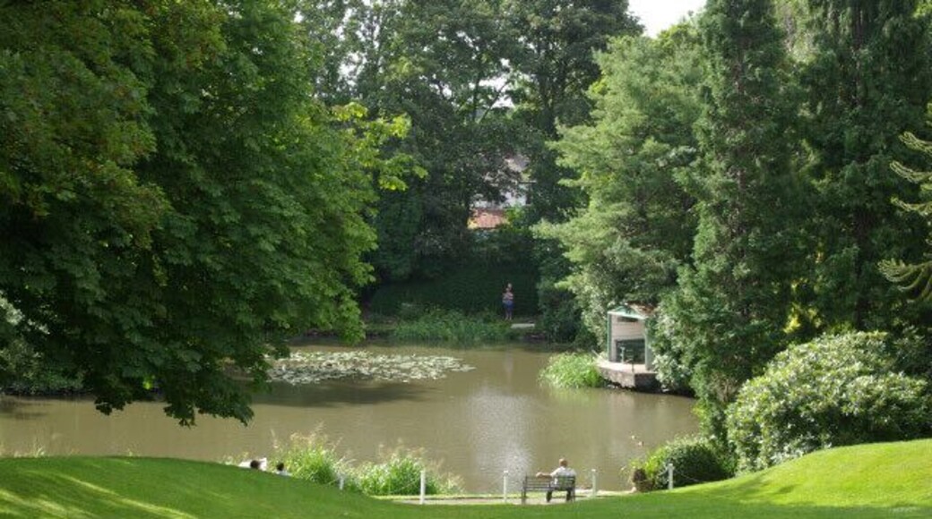 The Lake, Sheffield Marriott Hotel The Sheffield Marriott Hotel is based around a large Victorian house set in parkland that belies its suburban location.