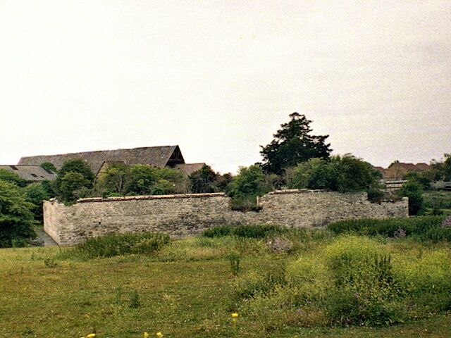 Slade Green, Howbury Moat. The walls of Howbury Moat date back to the 12th century, although a manor house occupied the site well over a thousand years ago. Several rebuilds occurred over the years, and notable occupants include Odo, Bishop of Bayeux and the distinguished admiral, Sir Cloudesley Shovel. The last house to occupy the site was of 17th century build, inhabited until 1935 after which, it fell into ruin. Behind the moated area to the left can be seen the 17th century tithe barn.