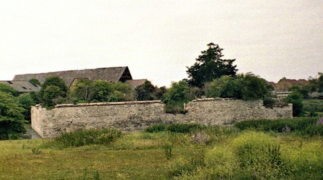 Slade Green, Howbury Moat. The walls of Howbury Moat date back to the 12th century, although a manor house occupied the site well over a thousand years ago. Several rebuilds occurred over the years, and notable occupants include Odo, Bishop of Bayeux and the distinguished admiral, Sir Cloudesley Shovel. The last house to occupy the site was of 17th century build, inhabited until 1935 after which, it fell into ruin. Behind the moated area to the left can be seen the 17th century tithe barn.