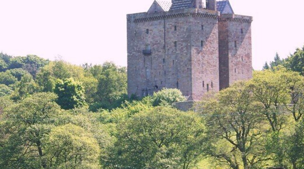 Borthwick Castle The Castle played host to many distinguished guests and Mary Queen of Scots enjoyed the hospitality of the Sixth Lord Borthwick on many occasions, including her honeymoon.