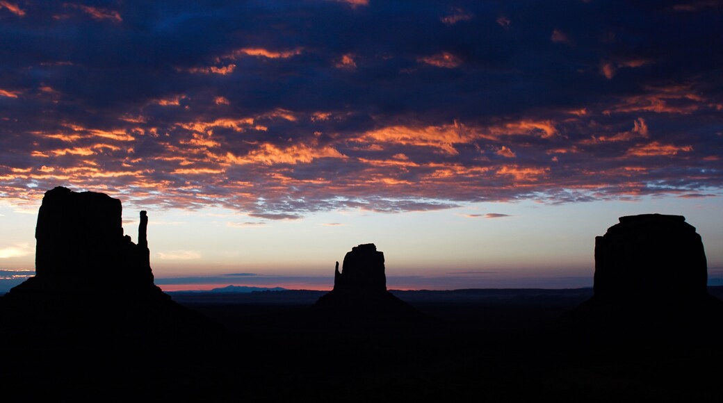 アメリカ・ユタ州アリゾナ州のモニュメントバレーにて早朝の夜明け前のミトンビュート