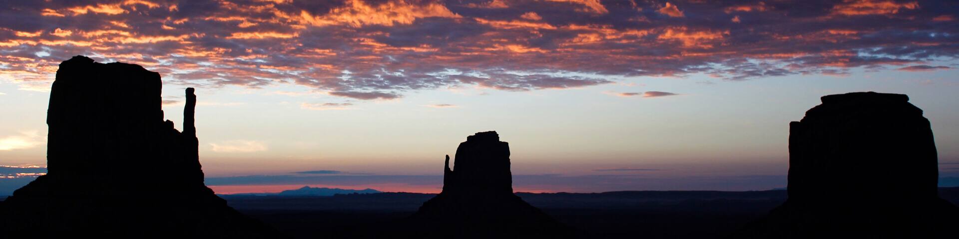 アメリカ・ユタ州アリゾナ州のモニュメントバレーにて早朝の夜明け前のミトンビュート