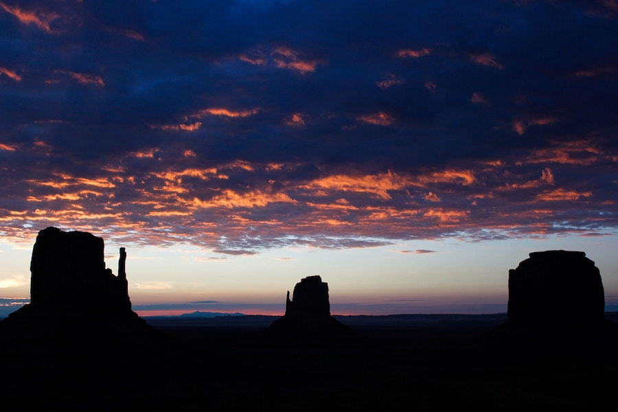 アメリカ・ユタ州アリゾナ州のモニュメントバレーにて早朝の夜明け前のミトンビュート