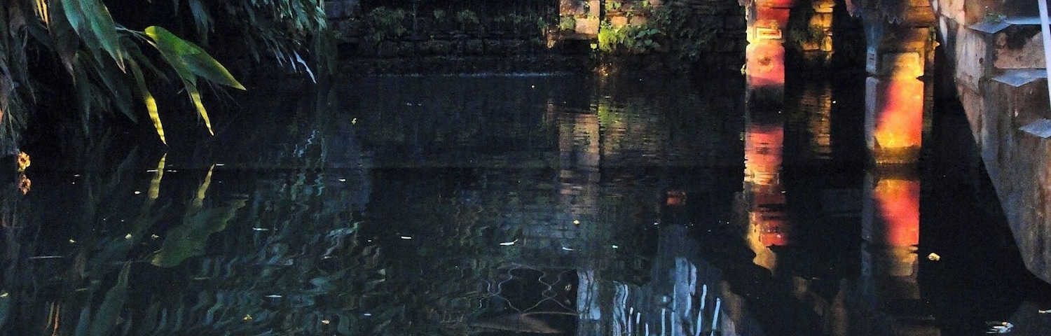 Enjoy the peaceful garden in Norbulingka Institute, and dive into traditional tibetan culture and style.