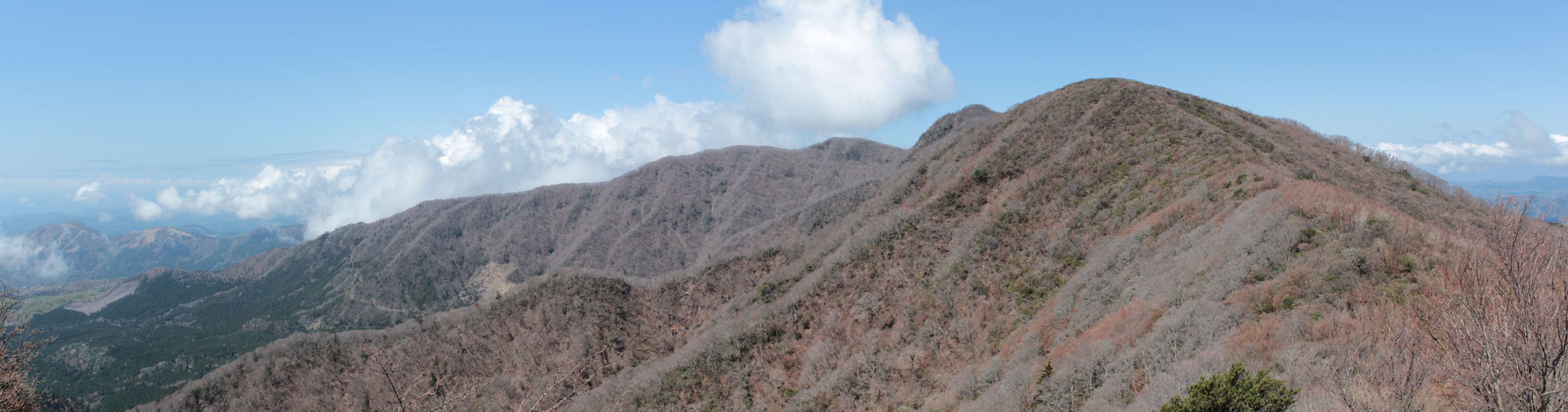 Mount Mount Amagi's Mount Banzaburō (万三郎岳) and Umasose (馬の背) viewed from the North part of Mount Banjirō (万二郎岳).