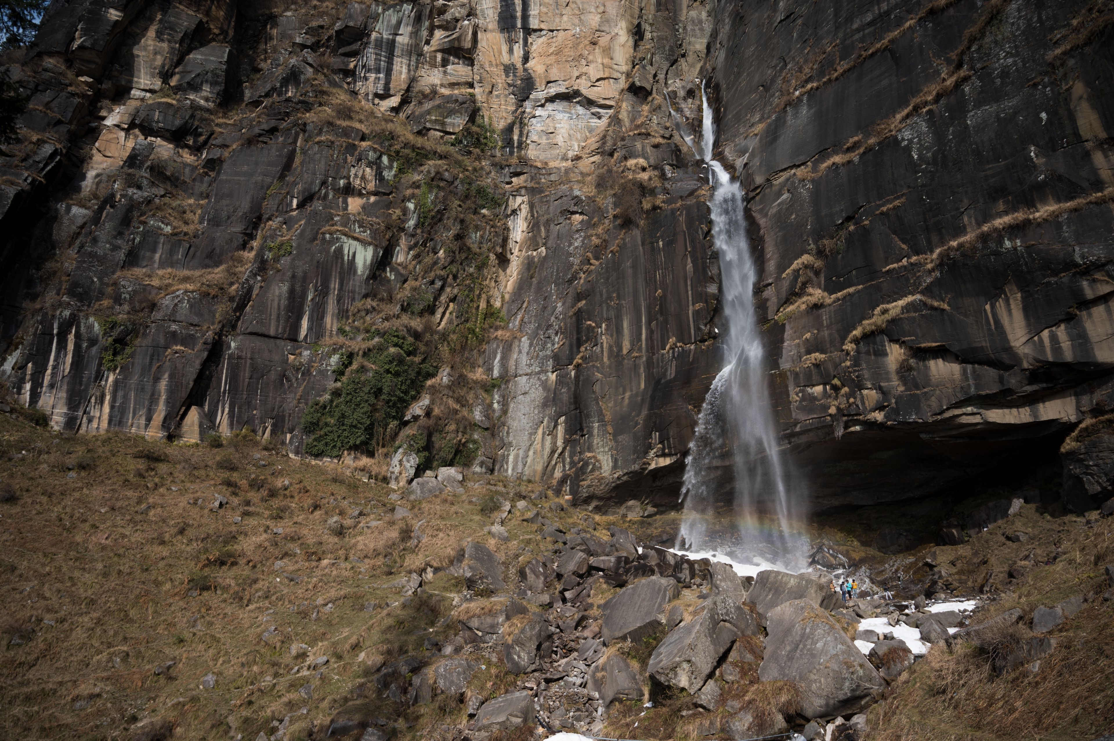 Ein Wasserfall stürzt über eine felsige Klippe.