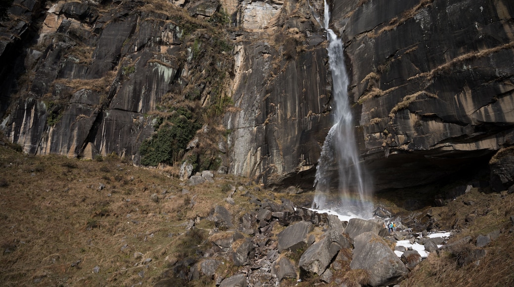 Ein Wasserfall stürzt über eine felsige Klippe.