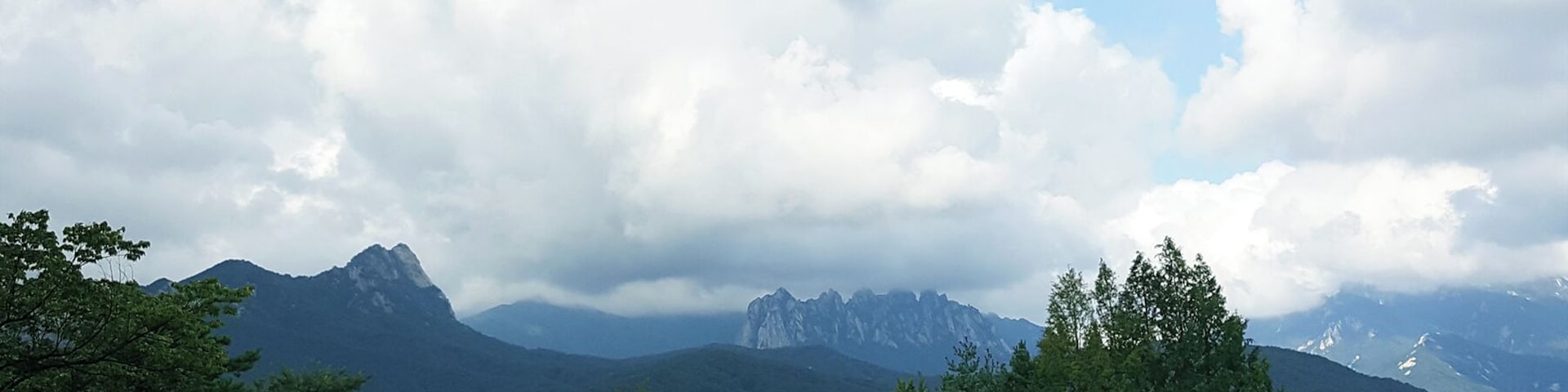 설악산 구름속 울산바위의 가을