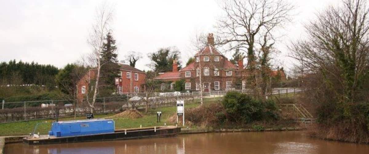 Drakeholes Moorings on the Chesterfield Canal at Drakeholes with the White Swan (formerly the Griff Inn) behind