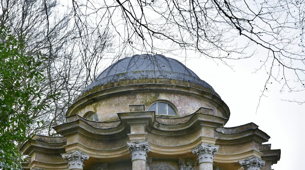 #lksawaydays 2/2020. 12th of January is someone's birthday....Happy 125th Birthday to the National Trust 🎂 to celebrate we decided to visit one of their sites. After living in the South West for the last 18 years we realised we had never visited Stourhead! Perfect! only 22 miles away too. We arrived at a quiet car park at approx 09:30am and duly paid the £4 daily charge. Stourhead House itself was closed for the winter and opens again in March, but the large garden and grounds are open all year round, If you are not a National Trust member then it will cost you £11.60 per adult. Stourhead House was built between 1721-1724 by the renowned Scottish architect Colen Campbell with the gardens following shortly after in 1741, the path you follow around the Garden mimics the journey of the Trojan hero Aeneas and his descent to the underworld. The large garden has many sculptures and buildings of which many stay with the Greek theme from the Grotto to the Temple of Apollo to the Pantheon as well as other 'themed' buildings such as the Gothic Cottage and the Temple of Flora. Along the paths you will see other paths/tracks leading off in other directions if you follow these you will see the Obelisk, St Peters Pump or slightly further afield King Alfreds Towers. After a good couple of hours of stretching the legs you can finish off in the Spread Eagle for a pint!