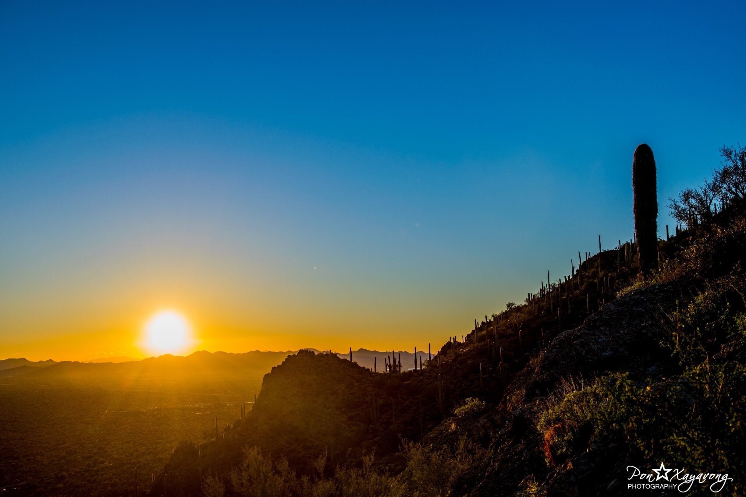 Gates pass overlook is the best place to stop by to watch da sunset at Tucson, Arizona 