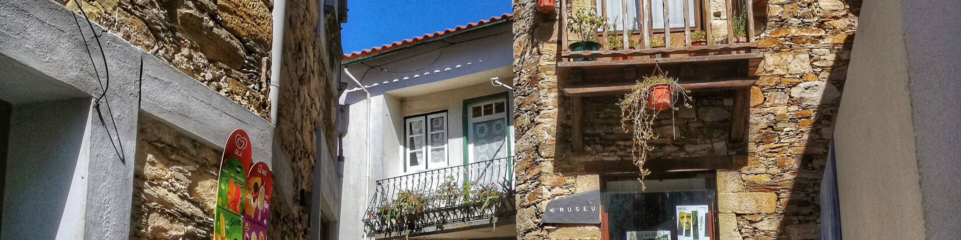 Fajão, one of the ten parishes of the municipality of Pampilhosa da Serra, is situated in a kind of shell surrounded by mountains, on the left the cliffs of Penalva and the Cabeço da Mata, to the right the Serra da Rocha, to the rear the Serra da Amarela and opposite the Onion Picoto.
Its situation on the edge of a road that connects Beira Baixa with the other Beiras, made it a mandatory center of passage for the almocreves and other visitors who had to pass there.
Village of great traditions, its essence is the shale with which most of its dwellings are built. Village of the "Schist Villages" network, is in full architectural recovery in order to promote regional tourism.
It is about 20 km from Piodão village, and the accommodation in this village is of quality and at symbolic prices in relation to it. Fajão also has as its possession a village called Castanheira da Serracheia of great and also several traditions near Ceiroquinho.