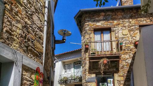 Fajão, one of the ten parishes of the municipality of Pampilhosa da Serra, is situated in a kind of shell surrounded by mountains, on the left the cliffs of Penalva and the Cabeço da Mata, to the right the Serra da Rocha, to the rear the Serra da Amarela and opposite the Onion Picoto.
Its situation on the edge of a road that connects Beira Baixa with the other Beiras, made it a mandatory center of passage for the almocreves and other visitors who had to pass there.
Village of great traditions, its essence is the shale with which most of its dwellings are built. Village of the "Schist Villages" network, is in full architectural recovery in order to promote regional tourism.
It is about 20 km from Piodão village, and the accommodation in this village is of quality and at symbolic prices in relation to it. Fajão also has as its possession a village called Castanheira da Serracheia of great and also several traditions near Ceiroquinho.