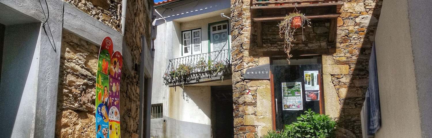 Fajão, one of the ten parishes of the municipality of Pampilhosa da Serra, is situated in a kind of shell surrounded by mountains, on the left the cliffs of Penalva and the Cabeço da Mata, to the right the Serra da Rocha, to the rear the Serra da Amarela  and opposite the Onion Picoto.
 Its situation on the edge of a road that connects Beira Baixa with the other Beiras, made it a mandatory center of passage for the almocreves and other visitors who had to pass there.
 Village of great traditions, its essence is the shale with which most of its dwellings are built.  Village of the "Schist Villages" network, is in full architectural recovery in order to promote regional tourism.
 It is about 20 km from Piodão village, and the accommodation in this village is of quality and at symbolic prices in relation to it.  Fajão also has as its possession a village called Castanheira da Serracheia of great and also several traditions near Ceiroquinho.