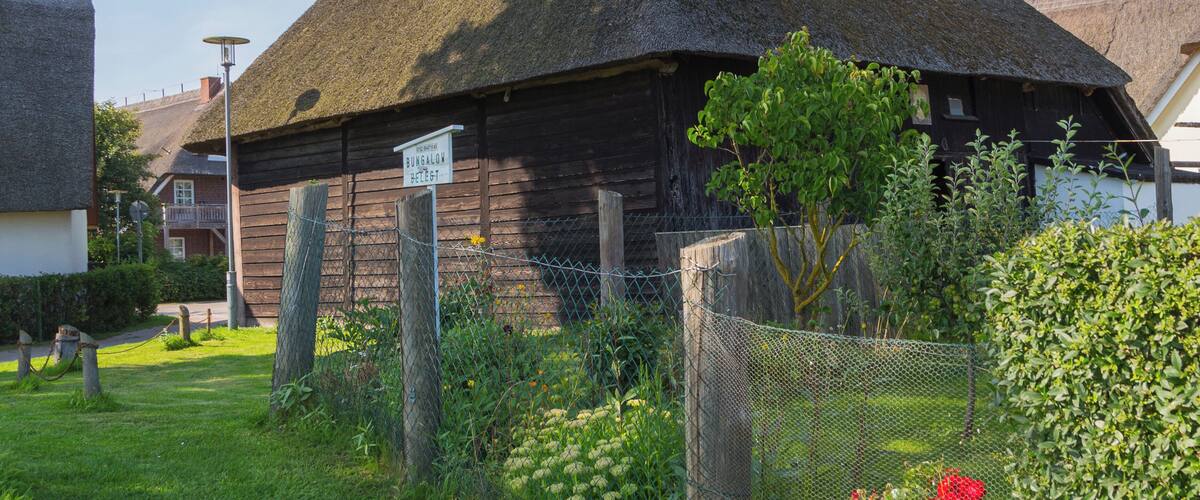 A traditional thatched-roof building with a sign reading "Bungalow Bettegt".
