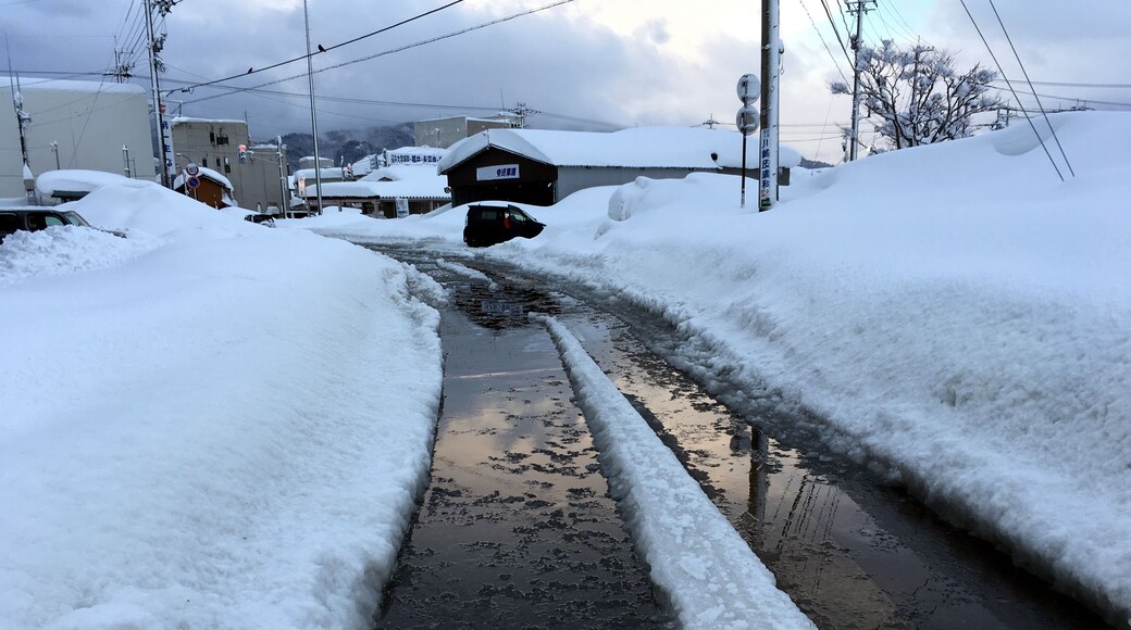 積雪で融雪装置の水はけが悪くなり冠水した道路(福井県坂井市)