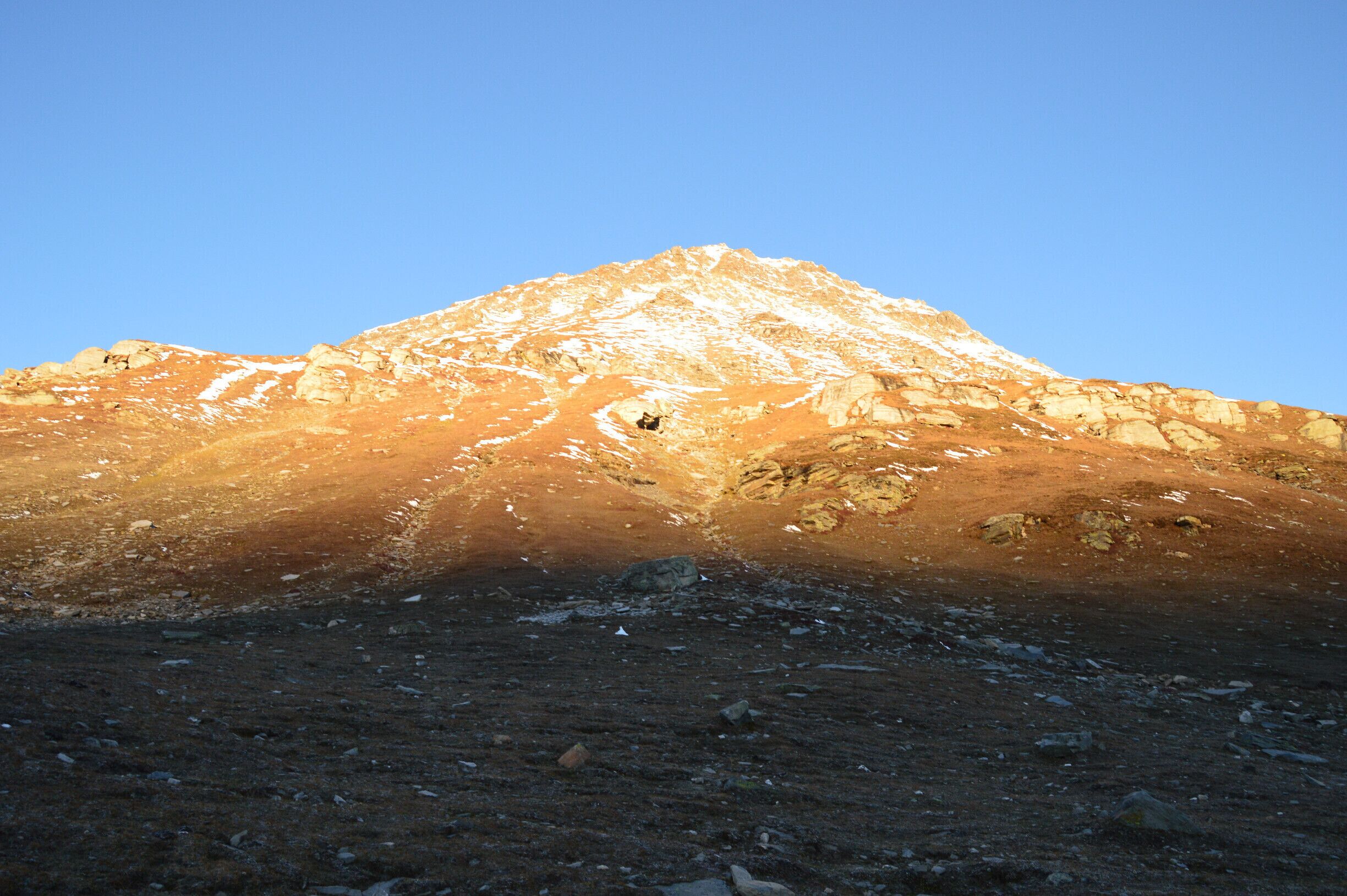 It is also known as 'pile of corpses' due to people dying in bad weather trying to cross the pass.
Altitude- 4,114 m or 13,497 ft