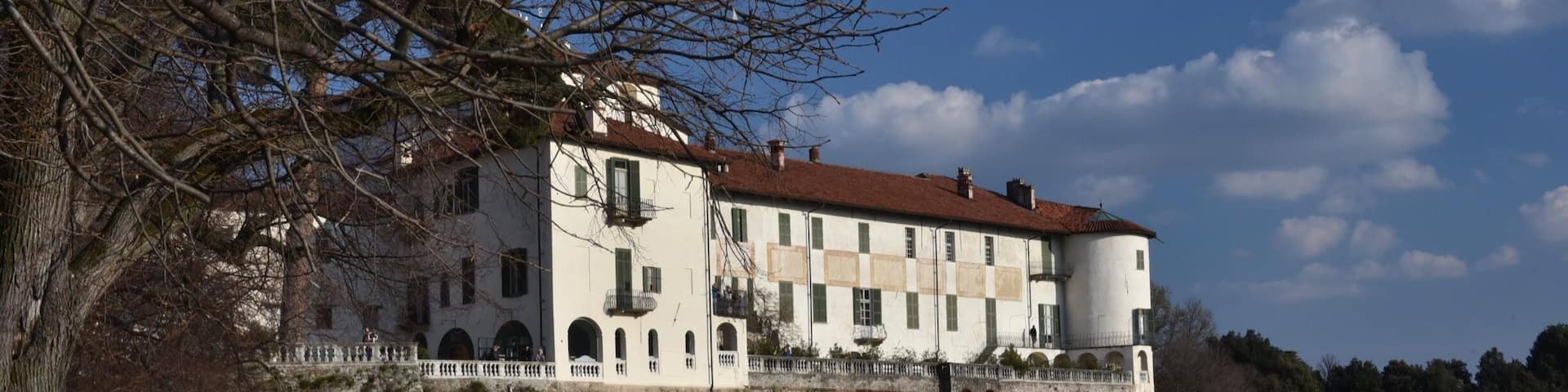https://www.fondoambiente.it/luoghi/castello-e-parco-di-masino
In 1820, Risorgimento writer and patriot Silvio Pellico stayed in the Castle of Masino, located in Caravino (in province of Turin, Piedmont) – which he declared was “one of the most beautiful towns in the world”. Before him, the great playwright Vittorio Alfieri, beacon of Italian intellectuals during the Risorgimento, had stopped in the “beautiful Castle of Masino” in 1783; his favorite part was the castle’s prestigious library, home to twenty thousand precious and historical books.
The splendid building, originally a residence of the Count of Valperga, is now managed with laudable care by Fondo Ambiente Italiano. Surrounded by a huge park with an outstanding maze of hedges, the castle was first built in the 11th century, but was destroyed and rebuilt in the 1500s with impressive fortifications.