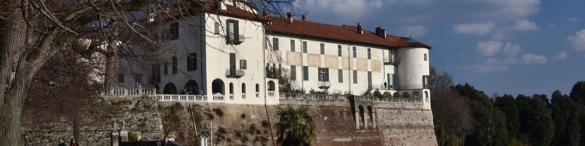 https://www.fondoambiente.it/luoghi/castello-e-parco-di-masino
In 1820, Risorgimento writer and patriot Silvio Pellico stayed in the Castle of Masino, located in Caravino (in province of Turin, Piedmont) – which he declared was “one of the most beautiful towns in the world”. Before him, the great playwright Vittorio Alfieri, beacon of Italian intellectuals during the Risorgimento, had stopped in the “beautiful Castle of Masino” in 1783; his favorite part was the castle’s prestigious library, home to twenty thousand precious and historical books.
The splendid building, originally a residence of the Count of Valperga, is now managed with laudable care by Fondo Ambiente Italiano. Surrounded by a huge park with an outstanding maze of hedges, the castle was first built in the 11th century, but was destroyed and rebuilt in the 1500s with impressive fortifications.