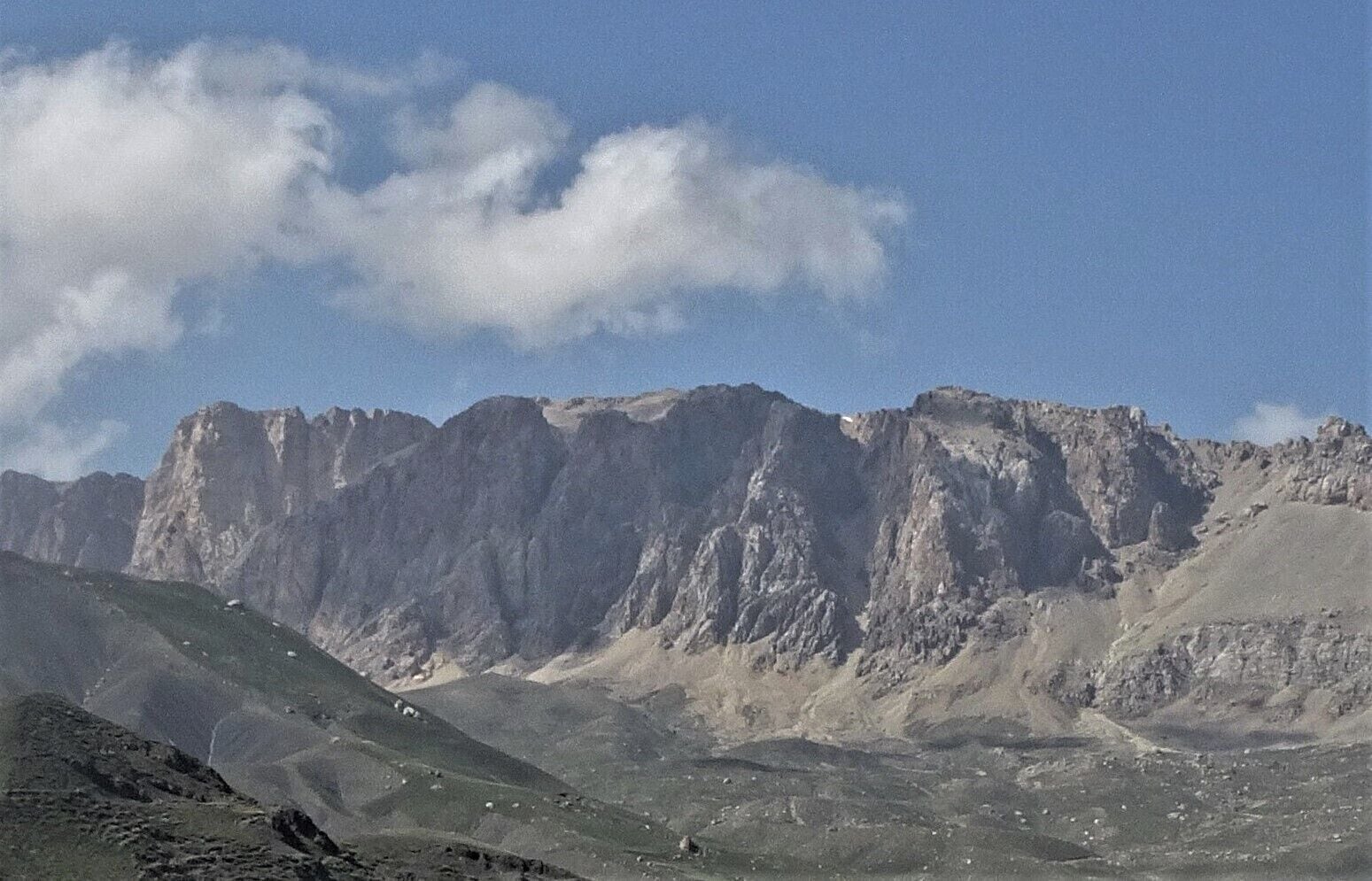 Una cordillera escarpada con picos afilados y un cielo despejado.