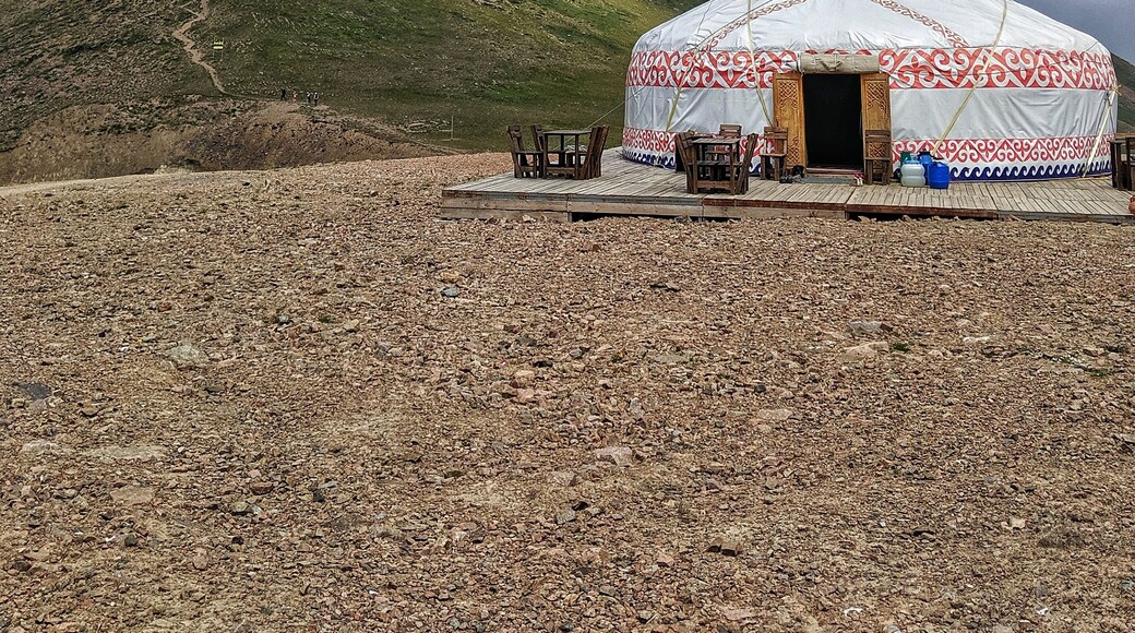 If you buy cable car tickets all the way to the top, you can stop at this little yurt cafe
#kazakhstan #yurt #nature #viewfromthetop