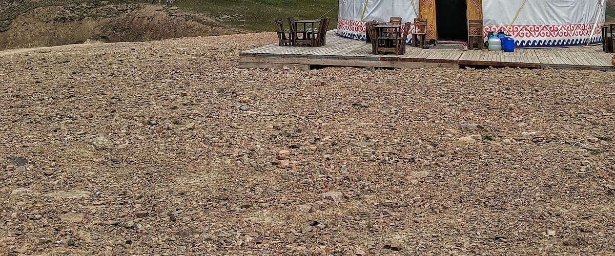 If you buy cable car tickets all the way to the top, you can stop at this little yurt cafe
#kazakhstan #yurt #nature #viewfromthetop