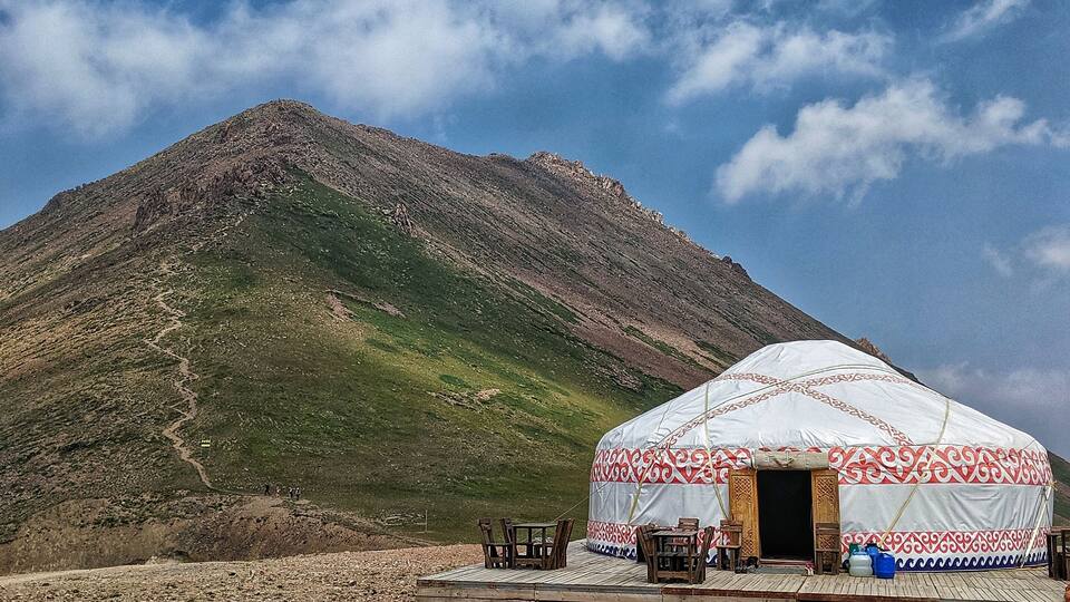 If you buy cable car tickets all the way to the top, you can stop at this little yurt cafe
#kazakhstan #yurt #nature #viewfromthetop