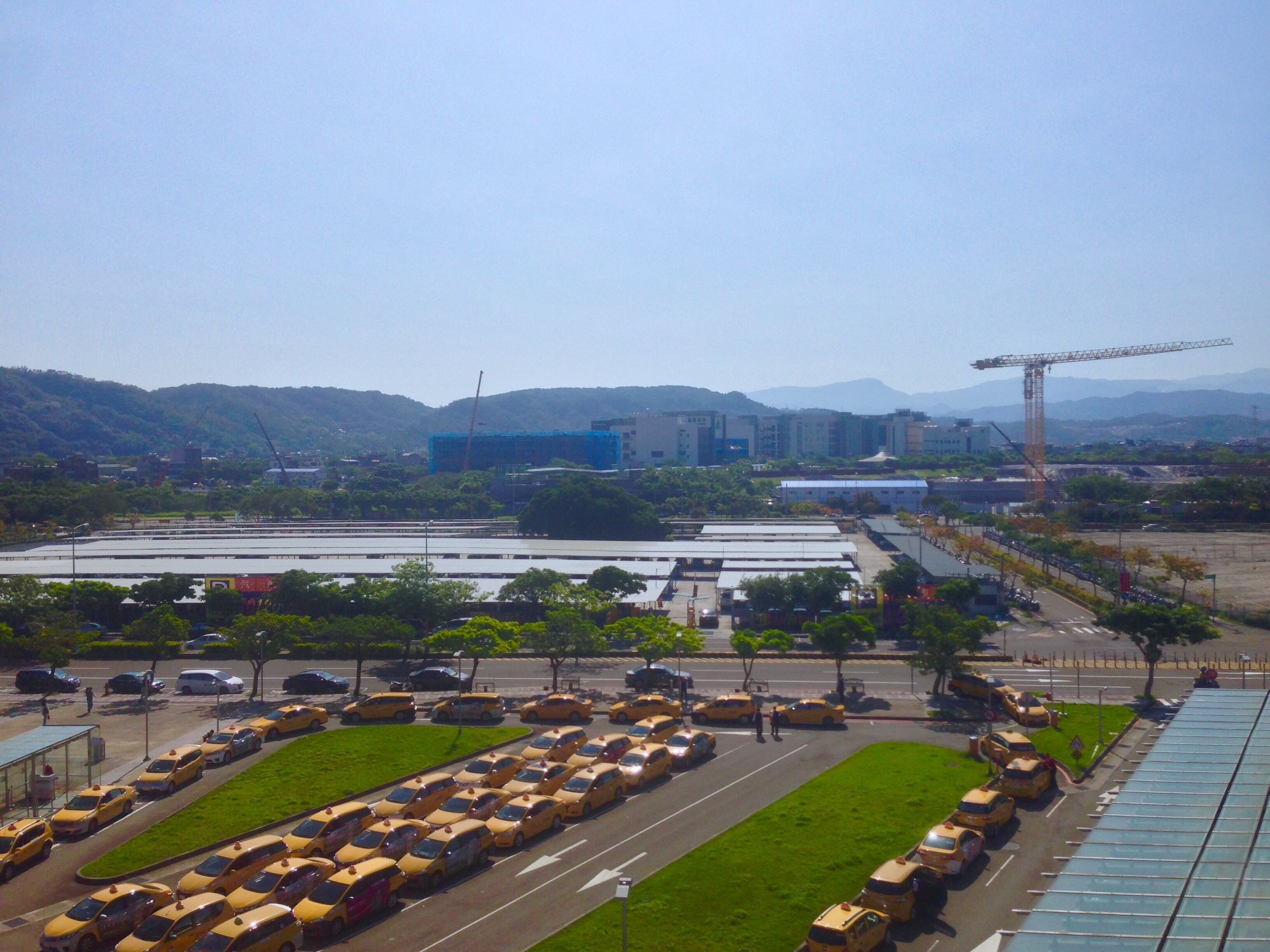 從新竹高鐵站月台望向五都停車場的十三甲伯公廟。