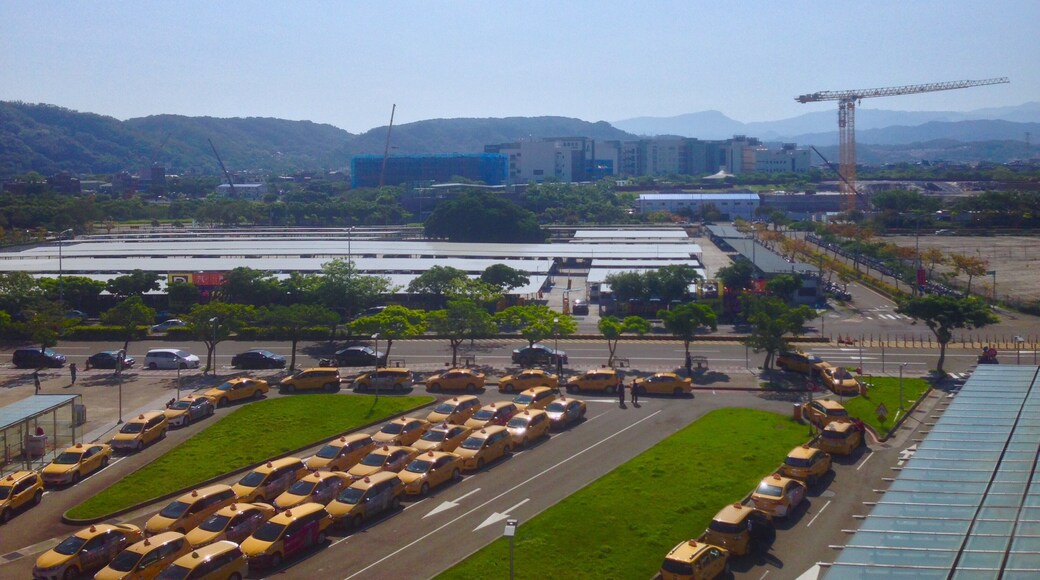 從新竹高鐵站月台望向五都停車場的十三甲伯公廟。