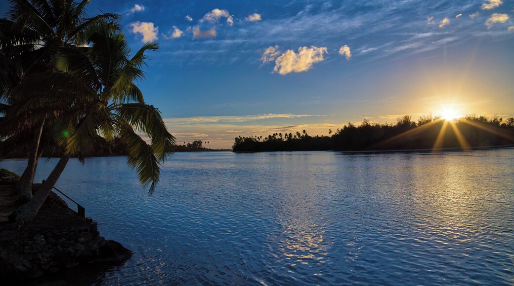 After husking and grilling coconuts following amazing recipes I promised I won't disclose, we wanted some rest by the lagoon to enjoy the surroundings and incredible locals (those guys are absolutely amazing!!).
We discovered this place slightly out of town but still at walking distance where we could enjoy the lagoon with Kayaks or even walking during low tide.
We could enjoy the beaches on small islands facing the deck only inhabited by beautiful crabs.
#BVSBlue
#LifeAtExpedia