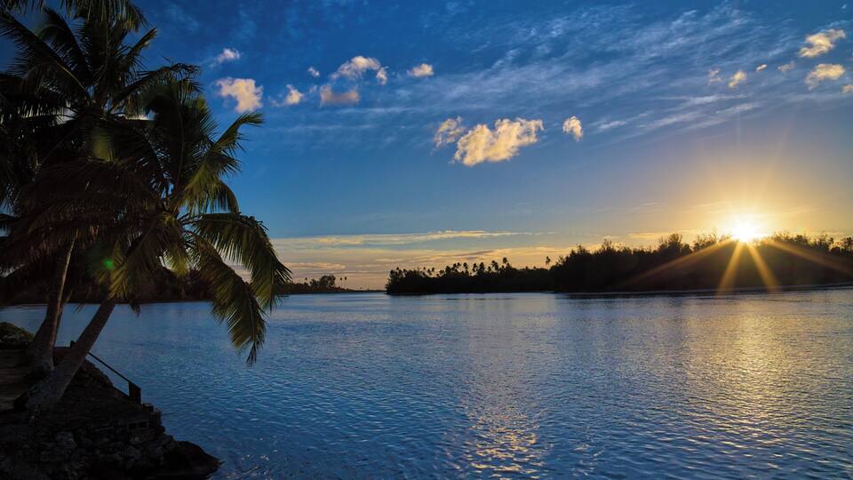 After husking and grilling coconuts following amazing recipes I promised I won't disclose, we wanted some rest by the lagoon to enjoy the surroundings and incredible locals (those guys are absolutely amazing!!).
We discovered this place slightly out of town but still at walking distance where we could enjoy the lagoon with Kayaks or even walking during low tide.
We could enjoy the beaches on small islands facing the deck only inhabited by beautiful crabs.
#BVSBlue
#LifeAtExpedia