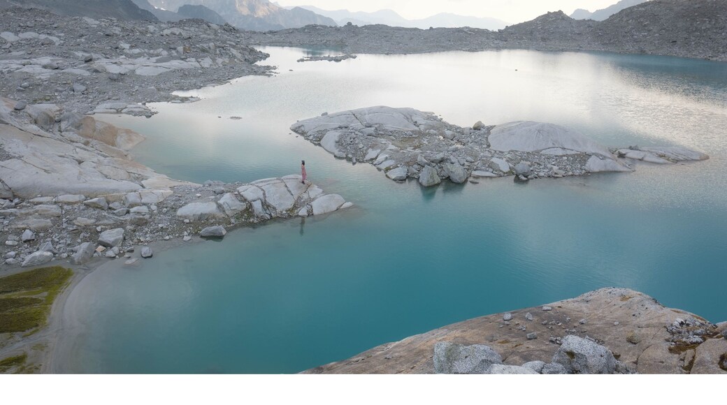 This lake was never on the itinerary. We meant to hike through the traverse but did some off-trail hiking on the way up, wore ourselves out, and opted to basecamp at mint hut instead.
So with our extra time we wandered up beyond Jewel lake and were rewarded with this gorgeous vista all to ourselves for hours.
Sometimes a change in plans results in magic. #adventure