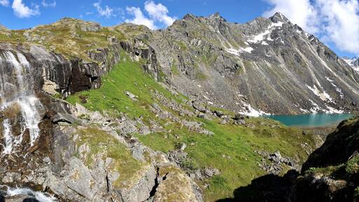 Waterfall between upper and lower Reed lakes. Spot the rainbow in the waterfall.
_
#Adventure #ReedLakestrail
