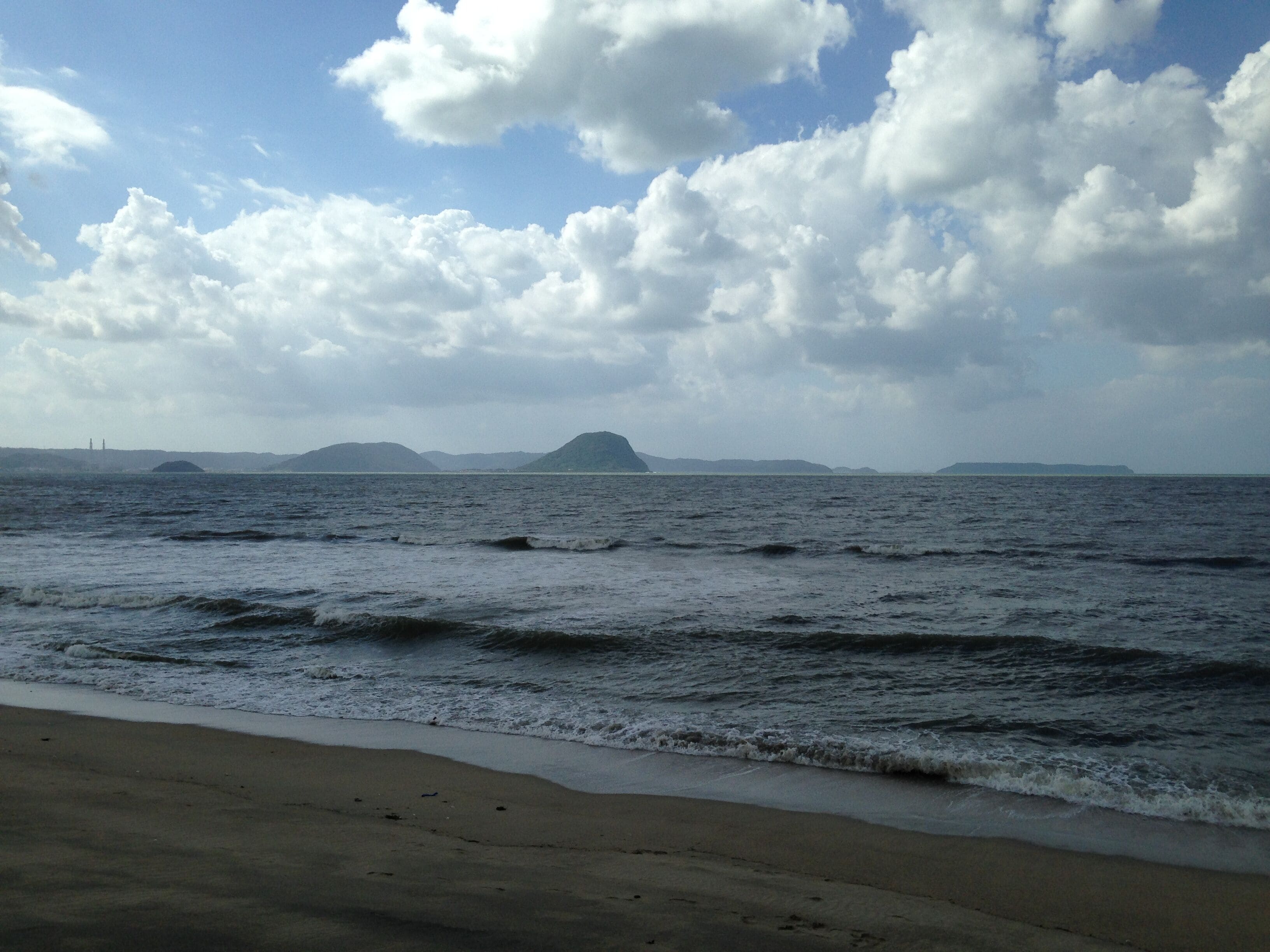 浜崎海水浴場より望む高島と神集島