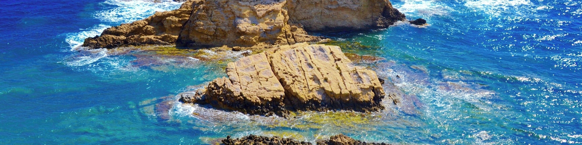 Els Pallers (Jávea) Cerca del Cap Prim y del Cabo San Martín se encuentran estos islotes. Los fondos marinos son ideales para la práctica del submarinismo.
