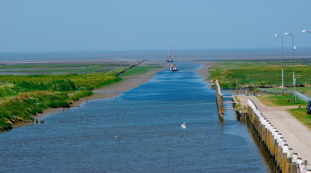 Noordpolderzijl, ten noorden van Usquert in de gemeente Eemsmond, heeft de kleinste zeehaven van Nederland aan de Waddenzee.